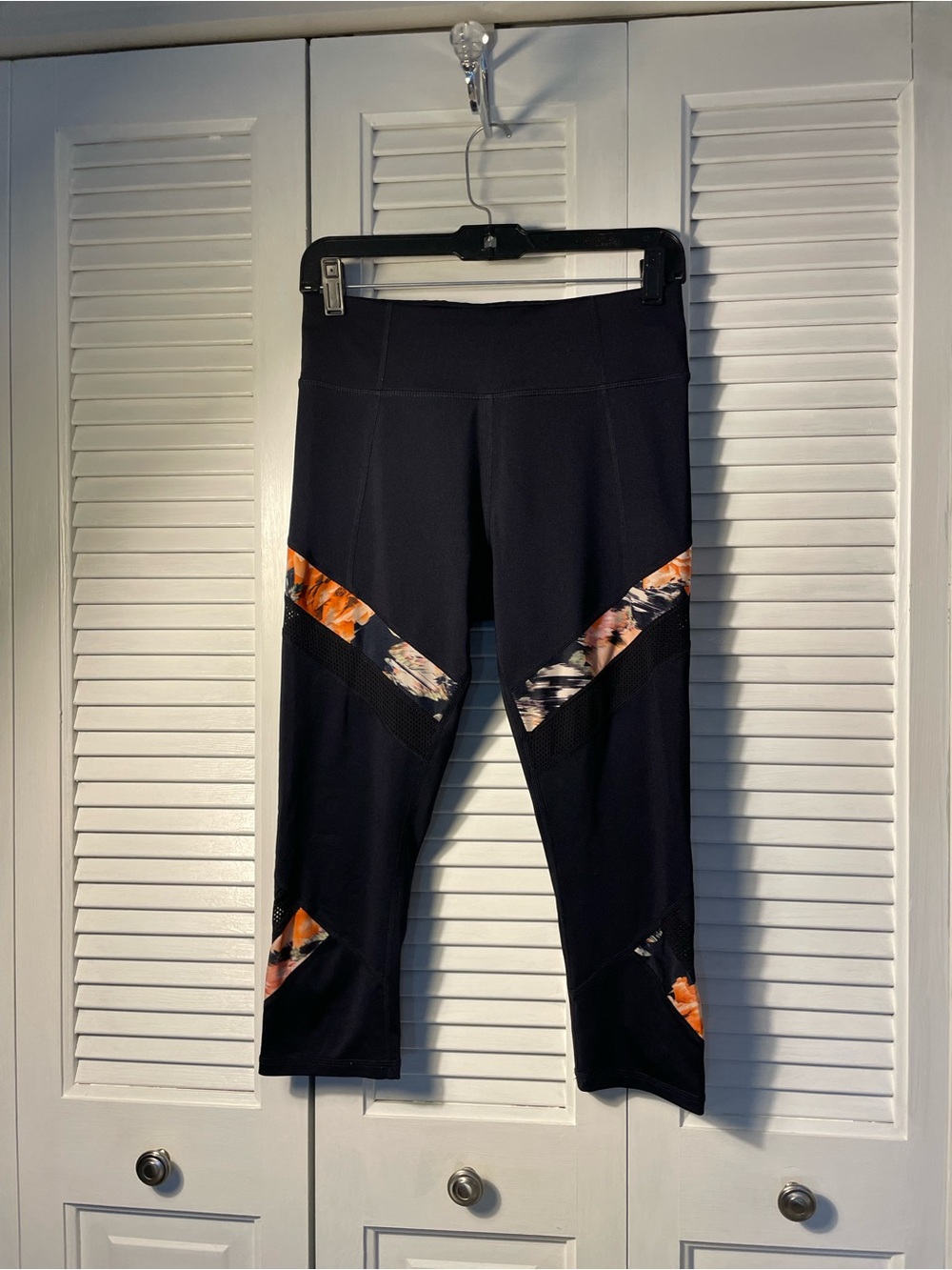 874. Betsey Johnson Sporty Trendy Blue Floral Mesh Inset Capri Leggings
